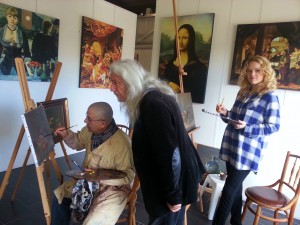 Foto gemaakt tijdens de cursus in april, concentratie bij cursisten en docent. Een internationaal gezelschap: cursist uit Letland, uit Frankrijk en docent uit Nederland.